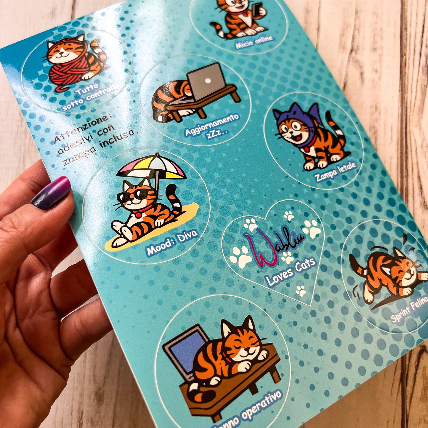 “Rosetta Stickers – Set adesivi A5 (7 gatti adorabili + 1 di Wabliu loves cats)”
